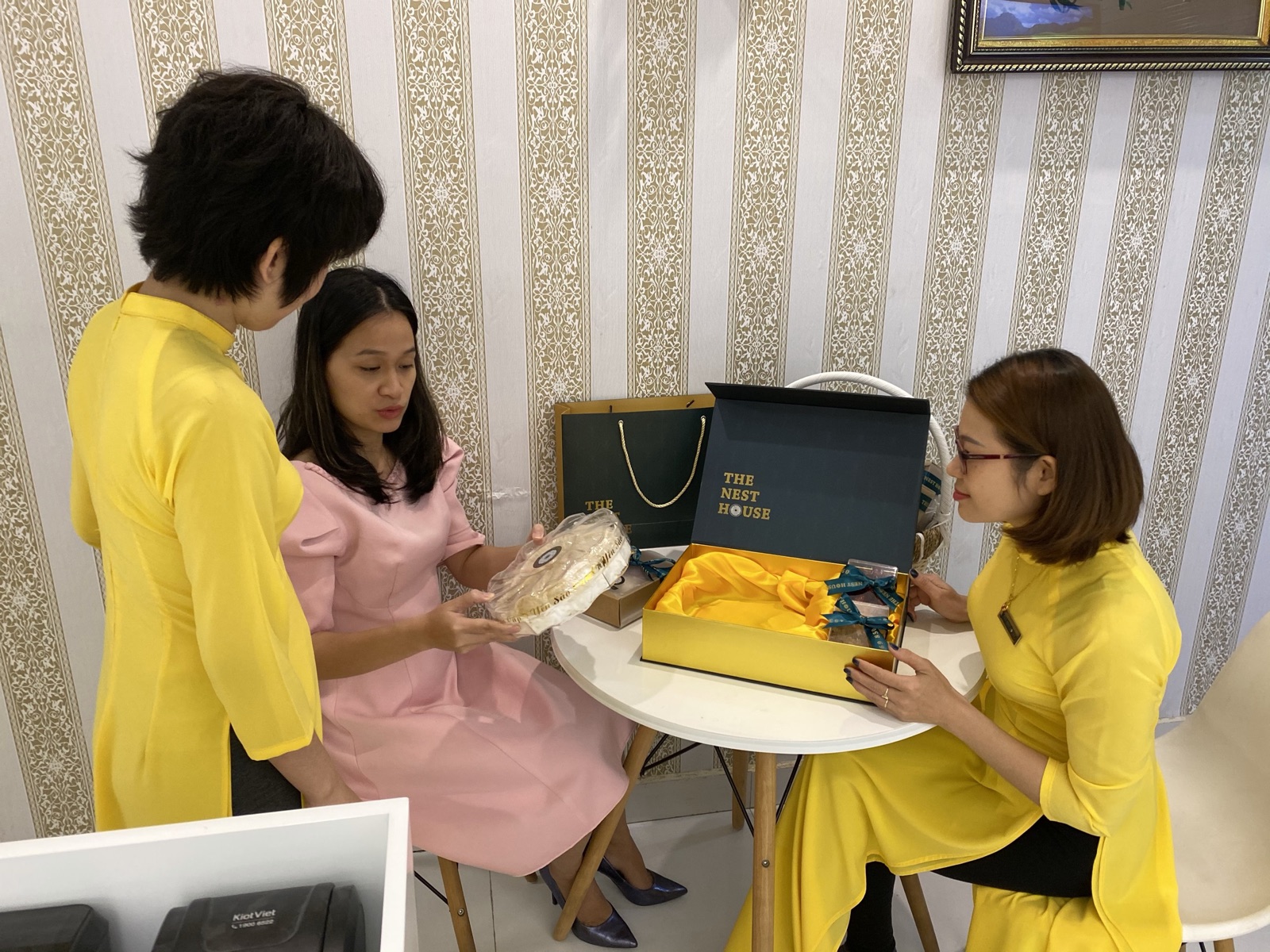 Cửa hàng The Nest House tại Tops Market Âu Cơ bán chân yến rút lông