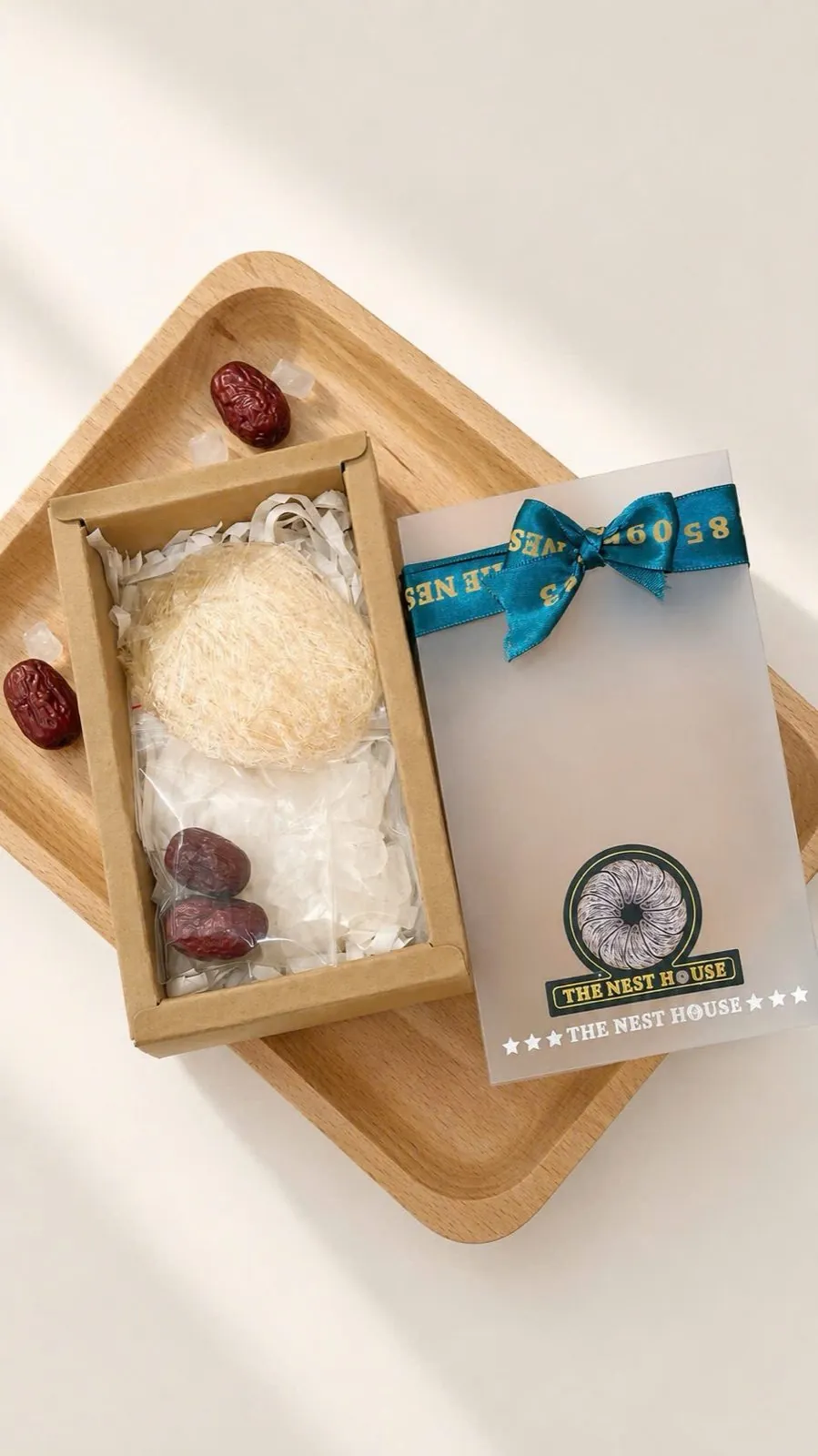 Hộp 1 tổ yến The Nest House mở nắp, nhìn rõ tổ yến