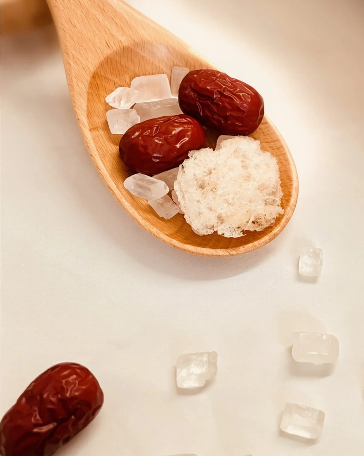 Nguyên liệu cho các món yến chưng: yến đã ngâm nở, táo đỏ, đường phèn