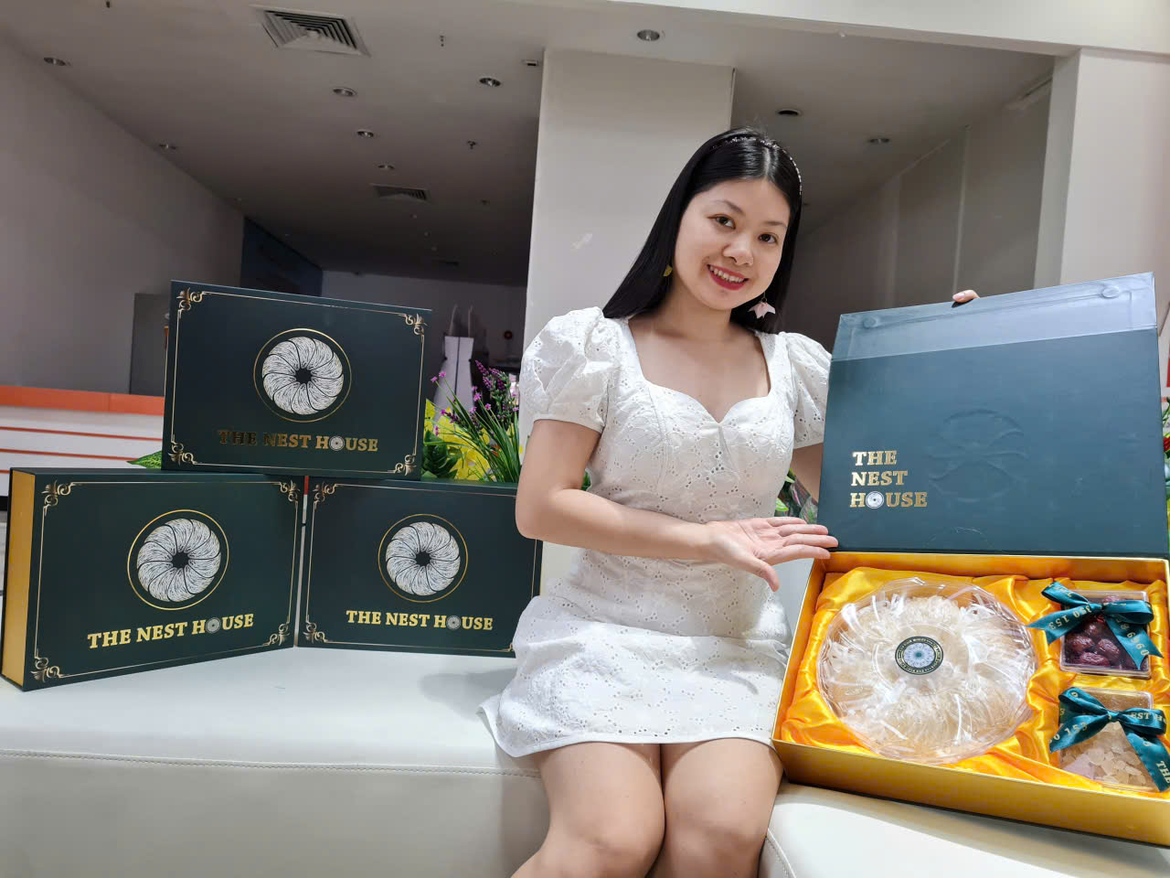 Nhân viên The Nest House chuẩn bị hộp quà yến rút lông cao cấp