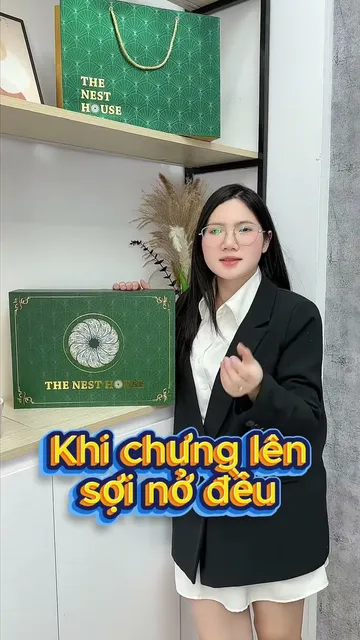 Nhân viên The Nest House giới thiệu hộp yến tinh chế sợi dài xanh
