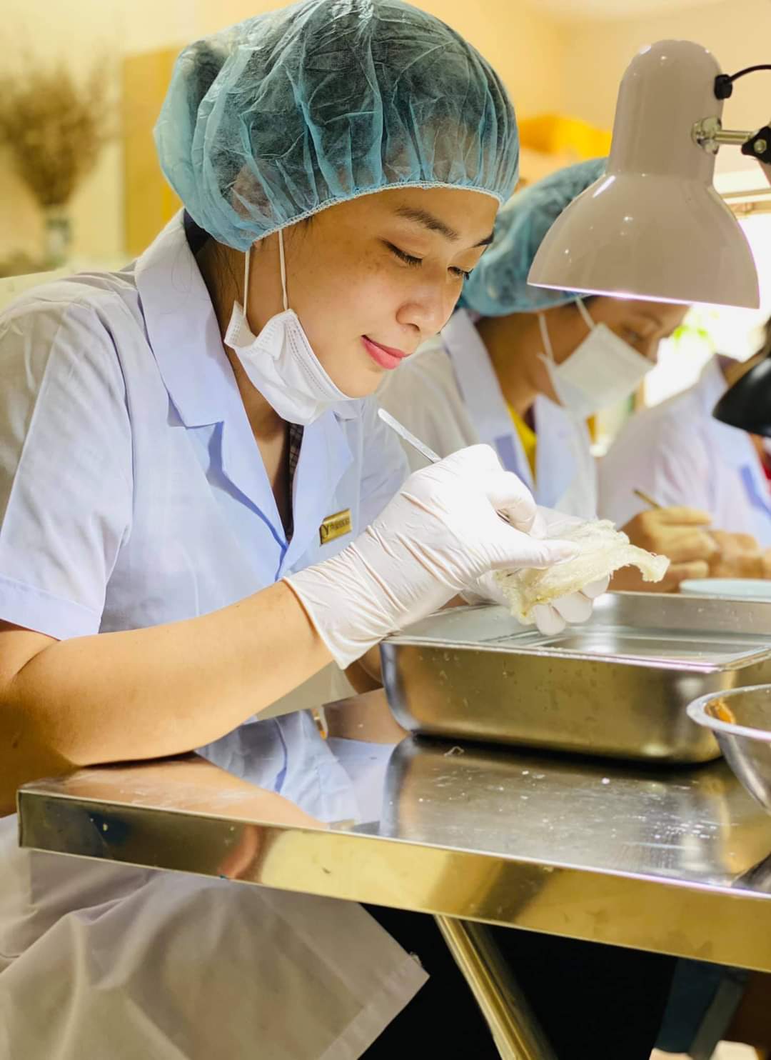 Nhân viên xưởng The Nest House nhặt lông làm sạch tổ yến sợi ngắn