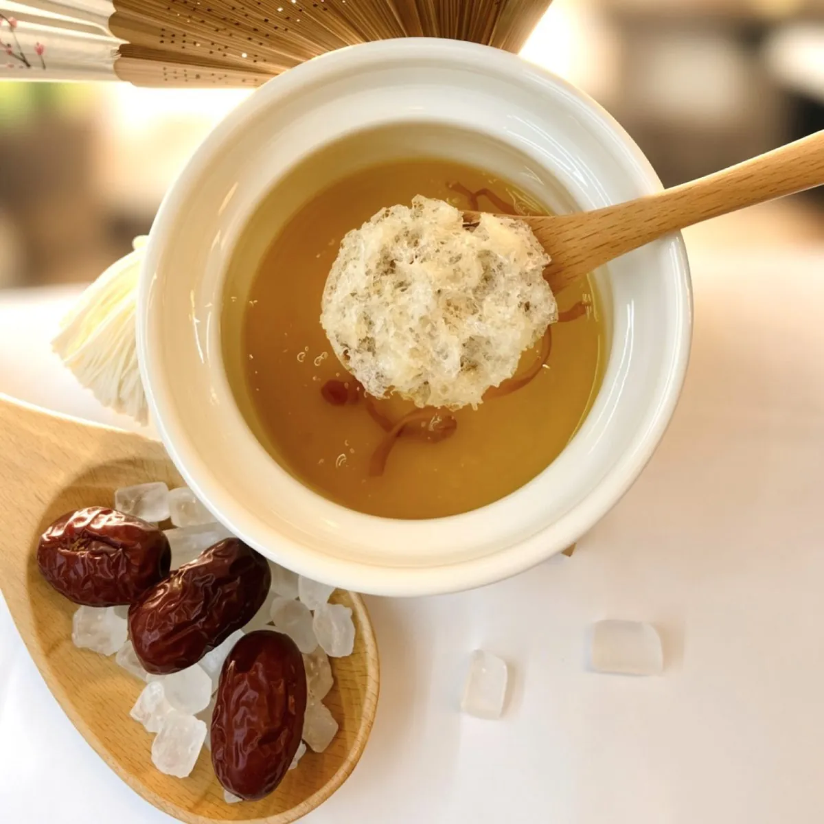 Yến chưng đông trùng hạ thảo trong thố sứ cùng táo đỏ, đường phèn