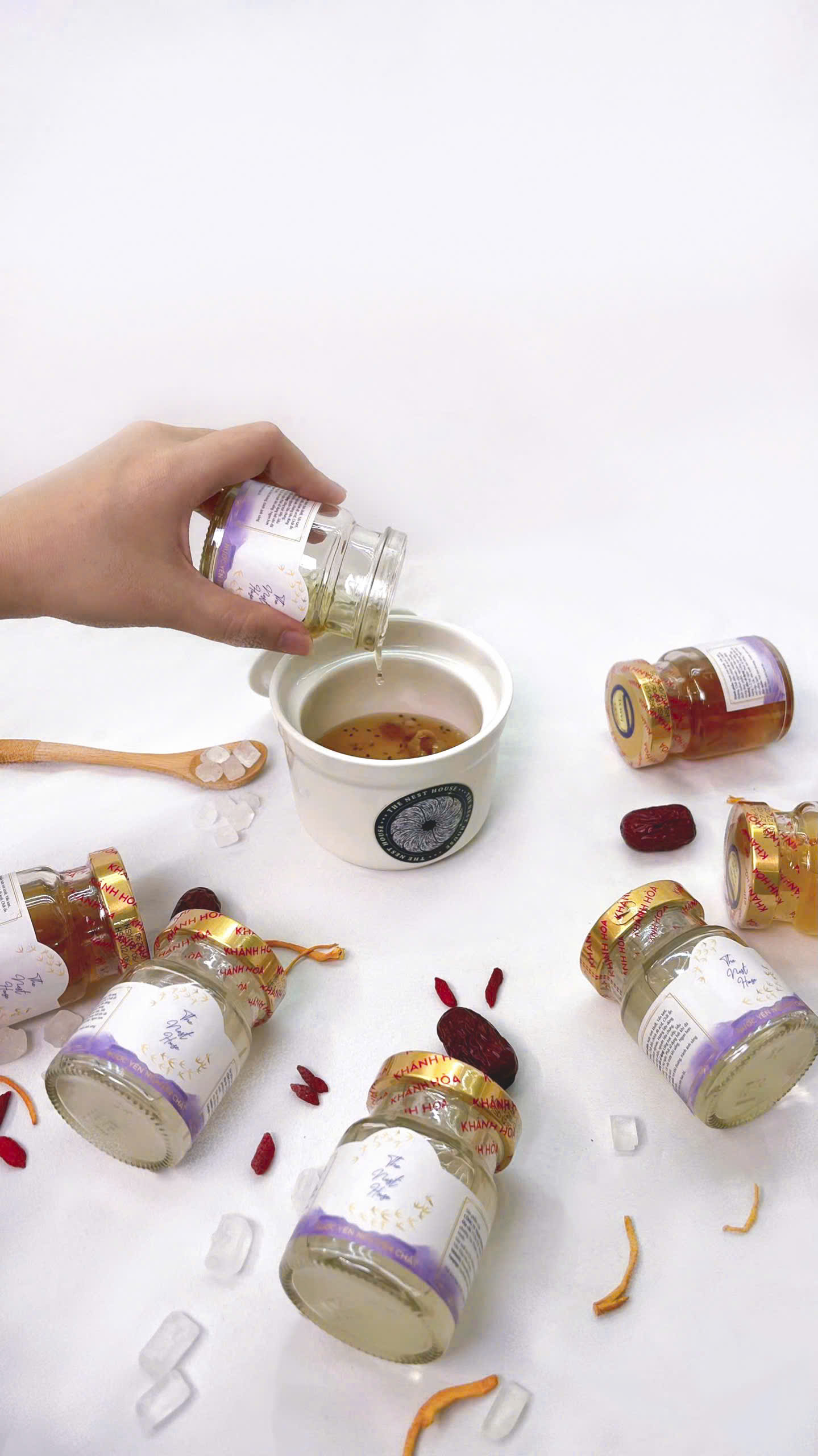 Hũ yến chưng đường phèn 70ml The Nest House trên tay